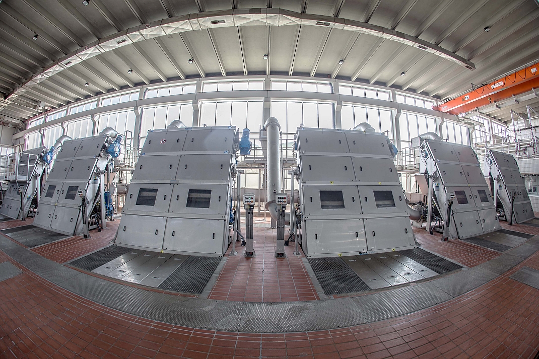 Das Foto zeigt die Grobrechenanlage der Wiener Kläranlage, aufgenommen mit einem "Fischaugen"-Objektiv. © Christian Houdek